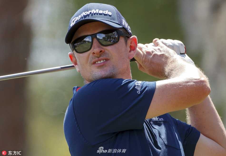 凯西与冠军奖杯合影，笑容灿烂，身后是铜斑蛇球场经典的夕阳与橡树，胜利的喜悦与美景相得益彰。