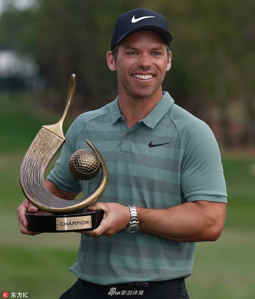 伍兹在球道上完成一次漂亮的挥杆，身体扭转充满力量，专注的神情仿佛宣告着王者归来的坚定决心。