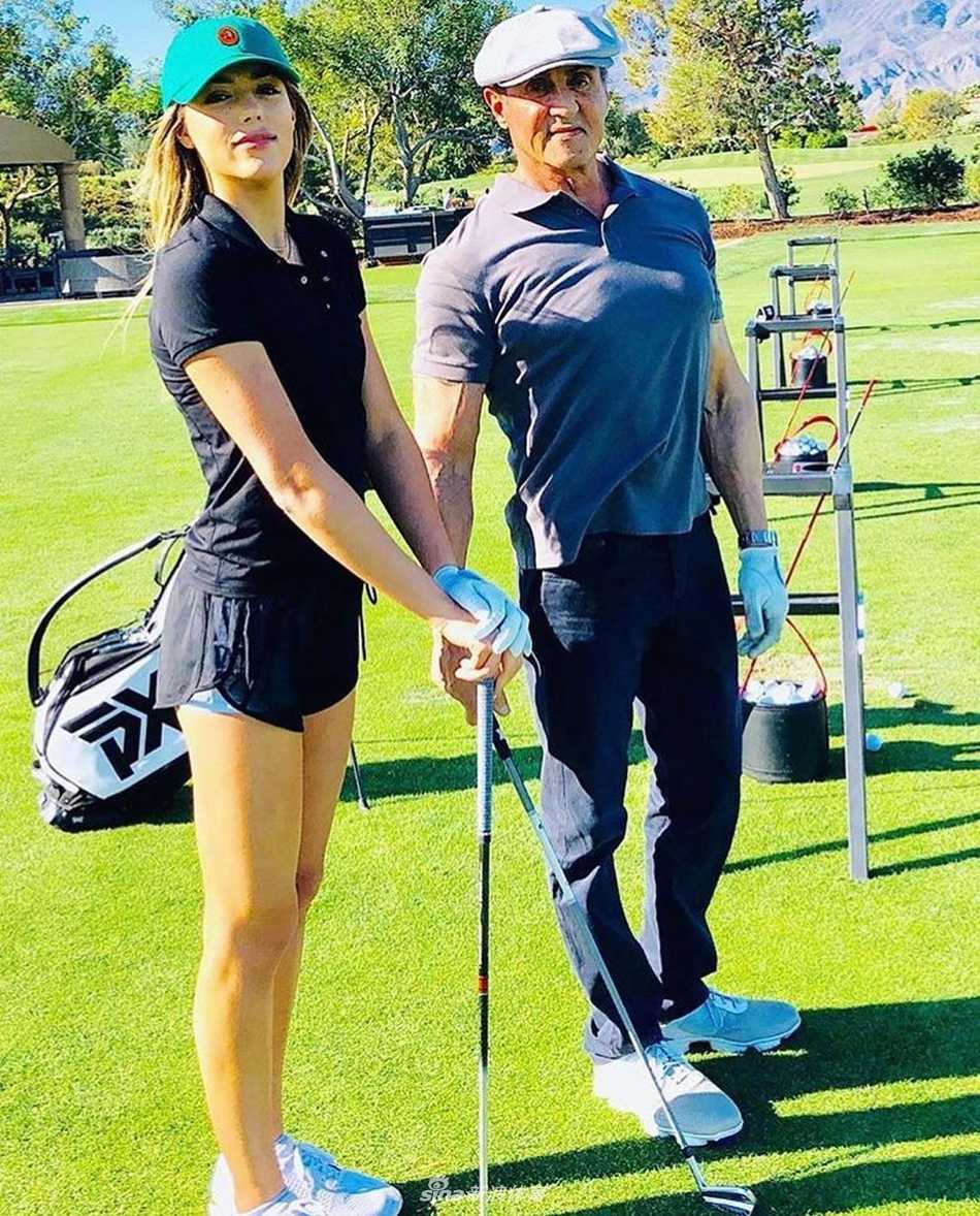 西斯廷·史泰龙身着白色高尔夫球裙，在高尔夫球场上优雅挥杆，裙摆随风微扬。