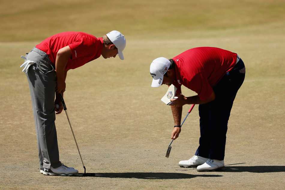 成千上万的观众簇拥在果岭周围的山坡上，见证冠军的诞生，场面热烈而宏大。