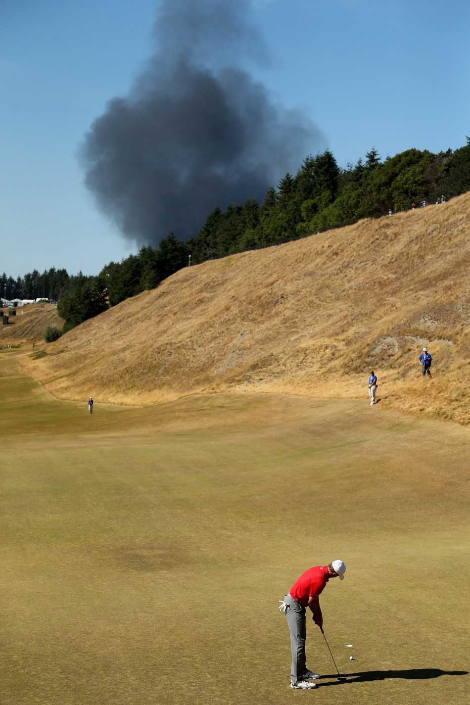 球童格雷勒手指果岭，与斯皮思并肩蹲下，两人全神贯注地商讨着推击线路与策略。