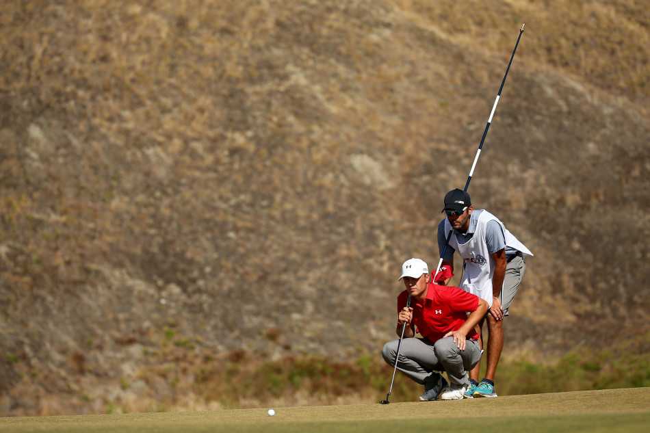裁判走向球手，检查在特殊地形中的球位，确保比赛在严格公正的规则下进行。