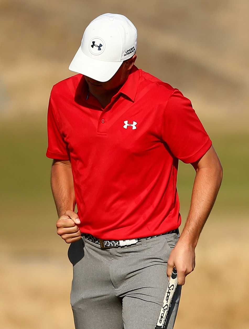 斯皮思手扶球杆陷入沉思，仿佛正在脑海中预演接下来的每一杆，进行冷静的决策。