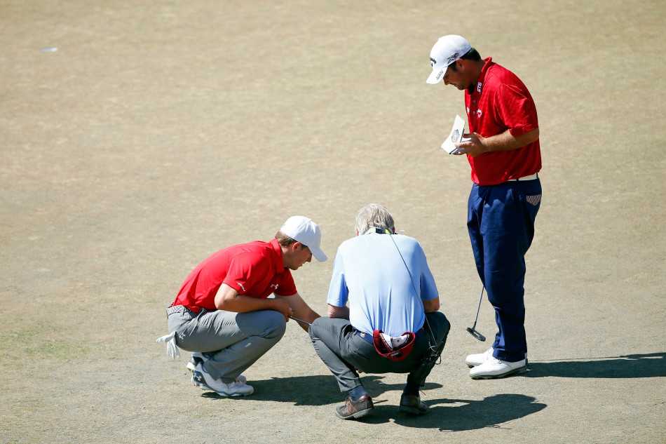 斯皮思握拳庆祝，口中喊出‘YES!!’，情绪在关键时刻得到释放，尽显冠军锋芒。