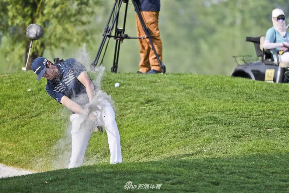 绿茵场与硬木地板的交响:体育世界里的瞬间永恒 职业高尔夫选手在沙坑中救球,沙粒飞溅的瞬间充满力量感,展现了困境中寻求突破的体育精神。