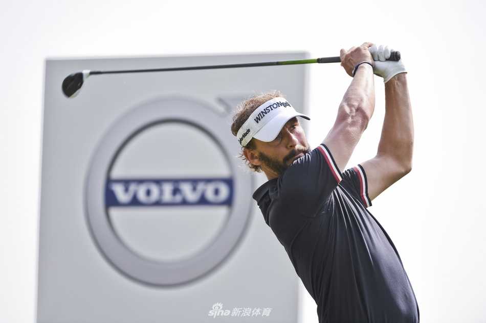 绿茵场与硬木地板的交响:体育世界里的瞬间永恒 夕阳余晖下,球手完成漂亮一击后展露自信笑容,温暖的光线为胜利的时刻镀上金色光辉。