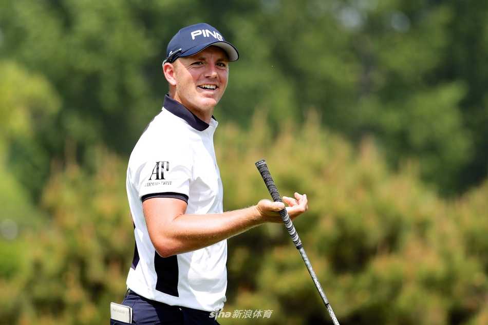 宽阔的高尔夫球场上，球员们并肩前行交流战术，他们的身影在蓝天绿草间构成一幅充满动感的和谐画卷。