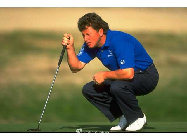 绿夹克背后的传奇:高尔夫大师赛的荣耀与传承 阳光洒在宽阔的球道上,球员正完成一次完美的挥杆,白色小球在空中划出清晰弧线,力量与技巧瞬间凝聚