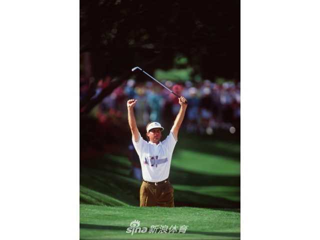 绿夹克背后的传奇:高尔夫大师赛的荣耀与传承 盛大的颁奖典礼现场,冠军身披象征至高荣誉的绿色夹克,高举银色奖杯,脸上洋溢着胜利的喜悦与泪水