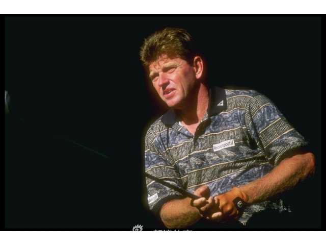 绿夹克背后的传奇:高尔夫大师赛的荣耀与传承 球员在沙坑中救球瞬间,沙粒飞扬,动作充满张力,展现高尔夫运动中挑战障碍、精准控制的另一面