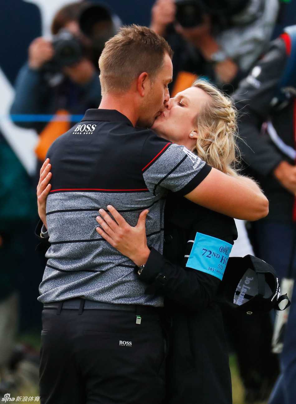 乔丹·斯皮思深情拥吻女友，庆祝胜利的喜悦在两人之间甜蜜流转