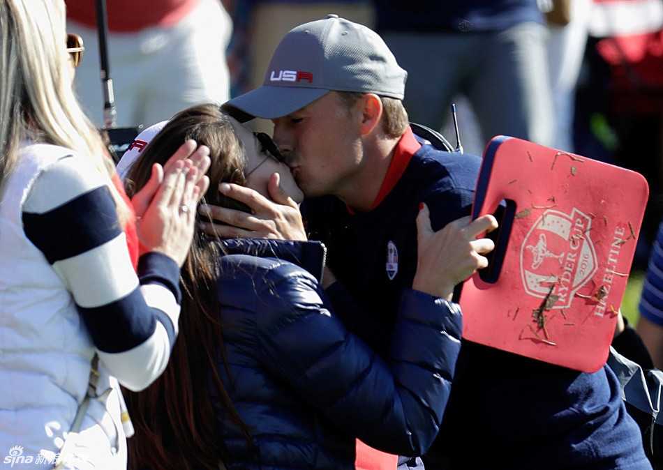 达斯汀·约翰逊与未婚妻忘情拥吻，强健臂弯中的爱意坚定而热烈