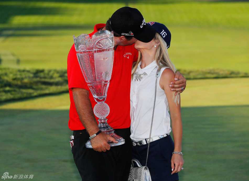 米格尔·安赫尔·西蒙尼斯与妻子悠闲共享雪茄，画面弥漫着经典的浪漫与默契