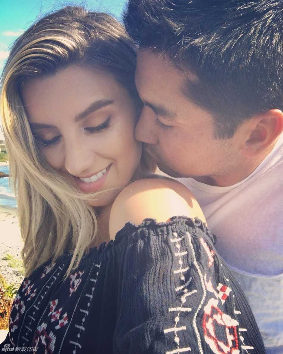 简森·戴伊与爱妻紧紧相拥，俊朗面容上的笑容洋溢着满满的幸福与感恩