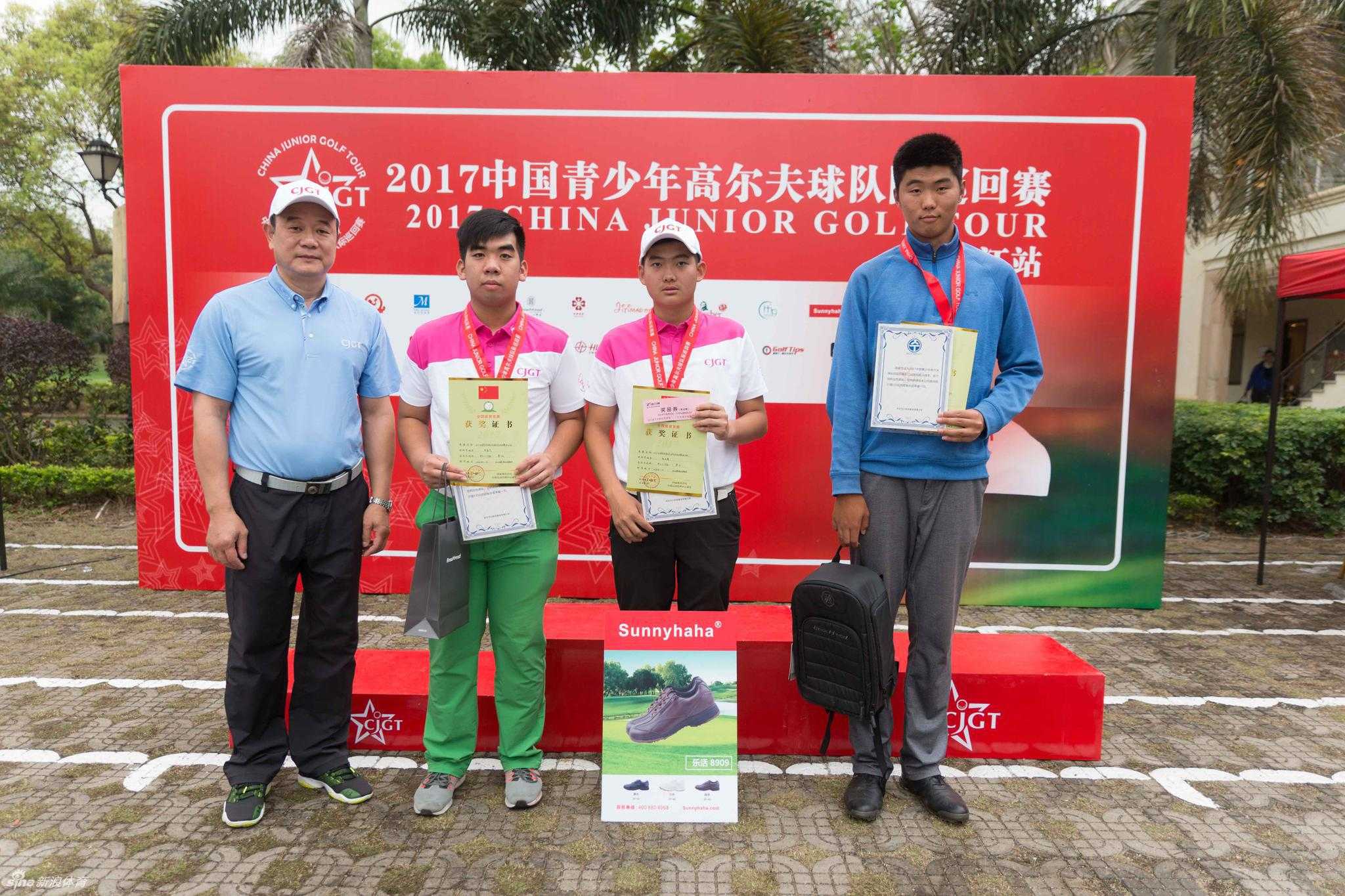 一位青少年高尔夫球手正专注地进行推杆，球童在旁安静观察，阳光洒在翠绿的果岭上。