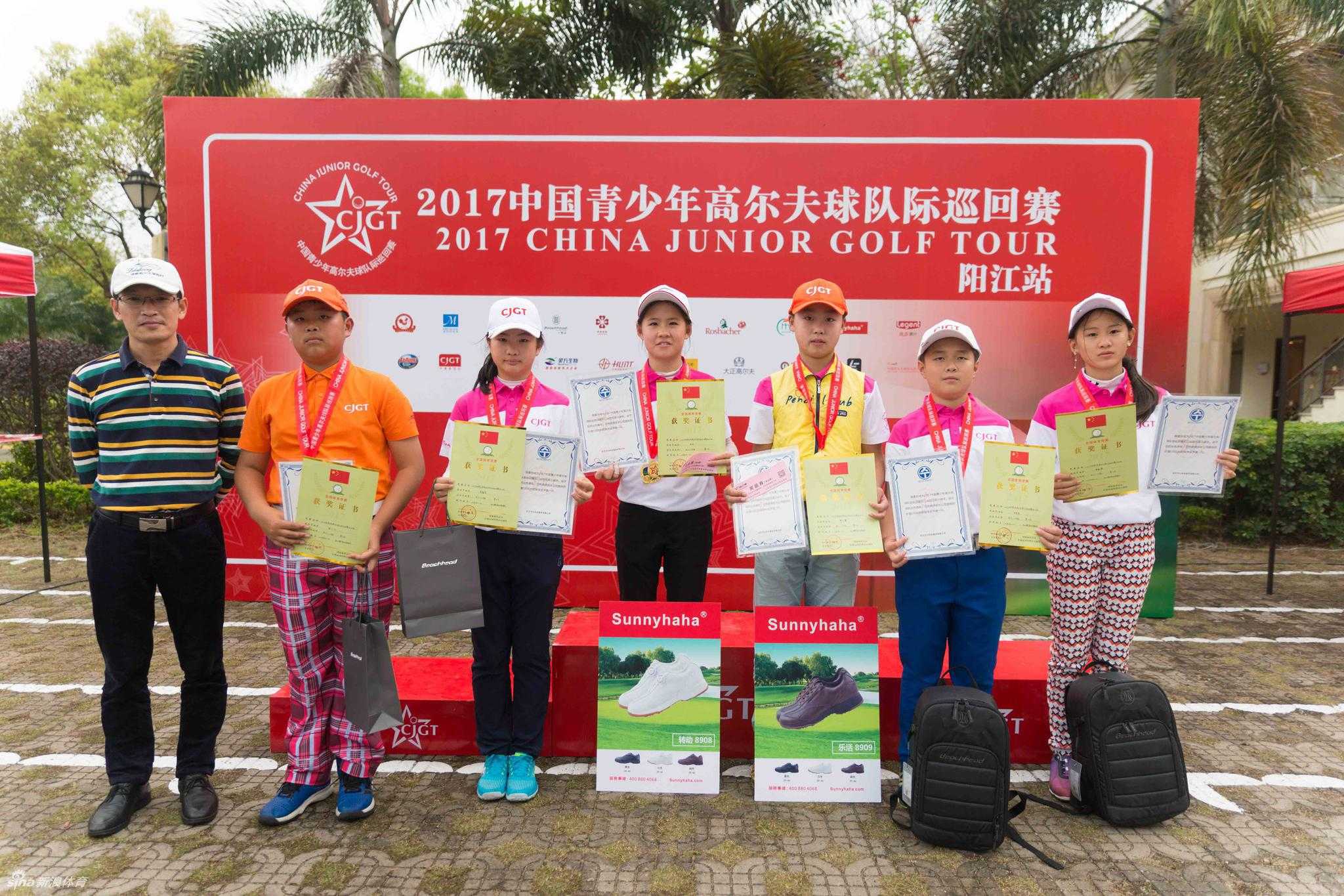 颁奖典礼上，获得冠军的小选手高举奖杯，脸上洋溢着灿烂而自豪的笑容。