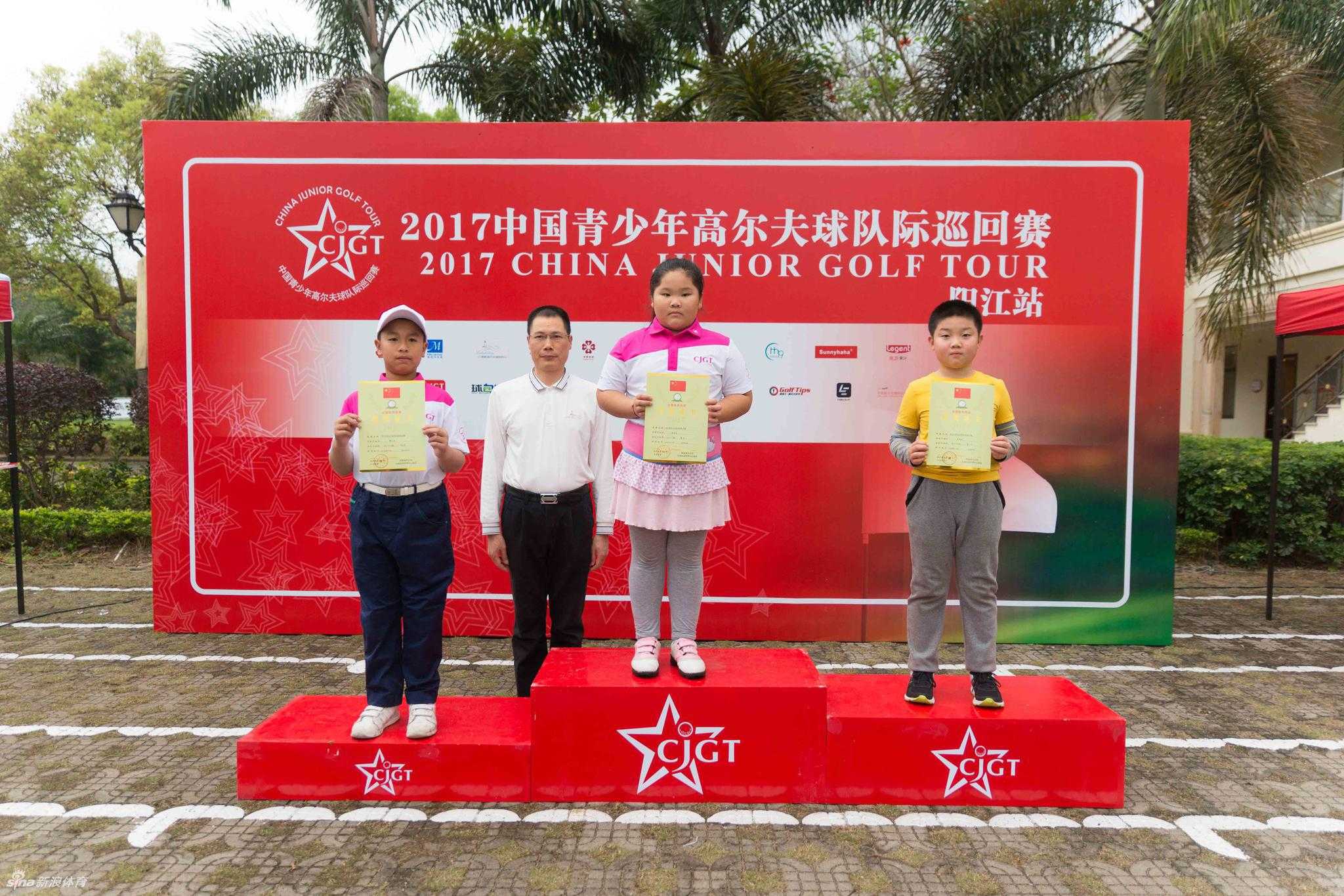 比赛间隙，两位小选手正轻松愉快地交流，分享刚才比赛中的心得与趣事。