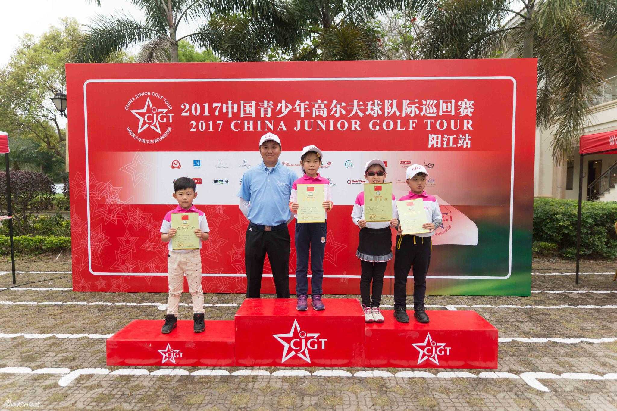 绿草如茵的球场全景，小选手们的身影点缀其间，构成一幅生机勃勃的画卷。