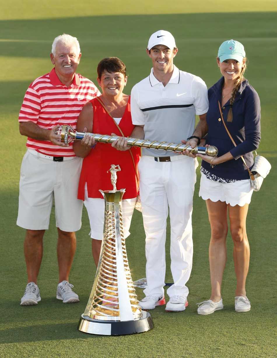 绿茵场畔凝眸处十指紧扣定情时 迪拜黄昏下的甜蜜依偎,两人在金色余晖中相视而笑,身影拉长,仿佛时间也为这温馨一刻驻足。