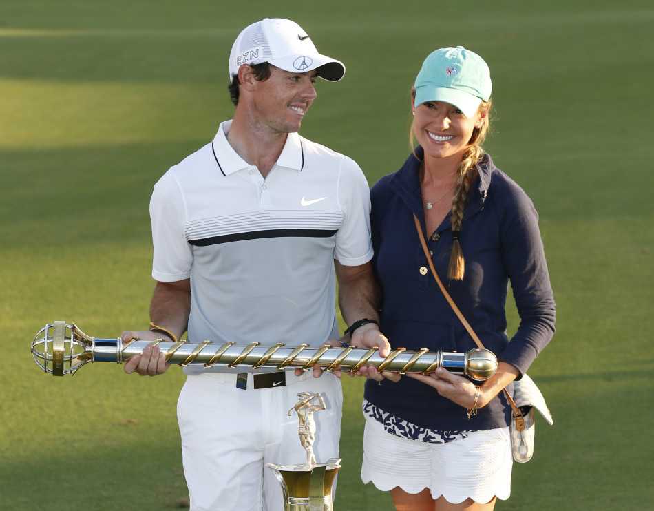 绿茵场畔凝眸处十指紧扣定情时 盛大场合首次公开并肩亮相,两人从容面对无数镜头与目光,姿态大方,标志着一份感情从私密走向成熟的宣言。