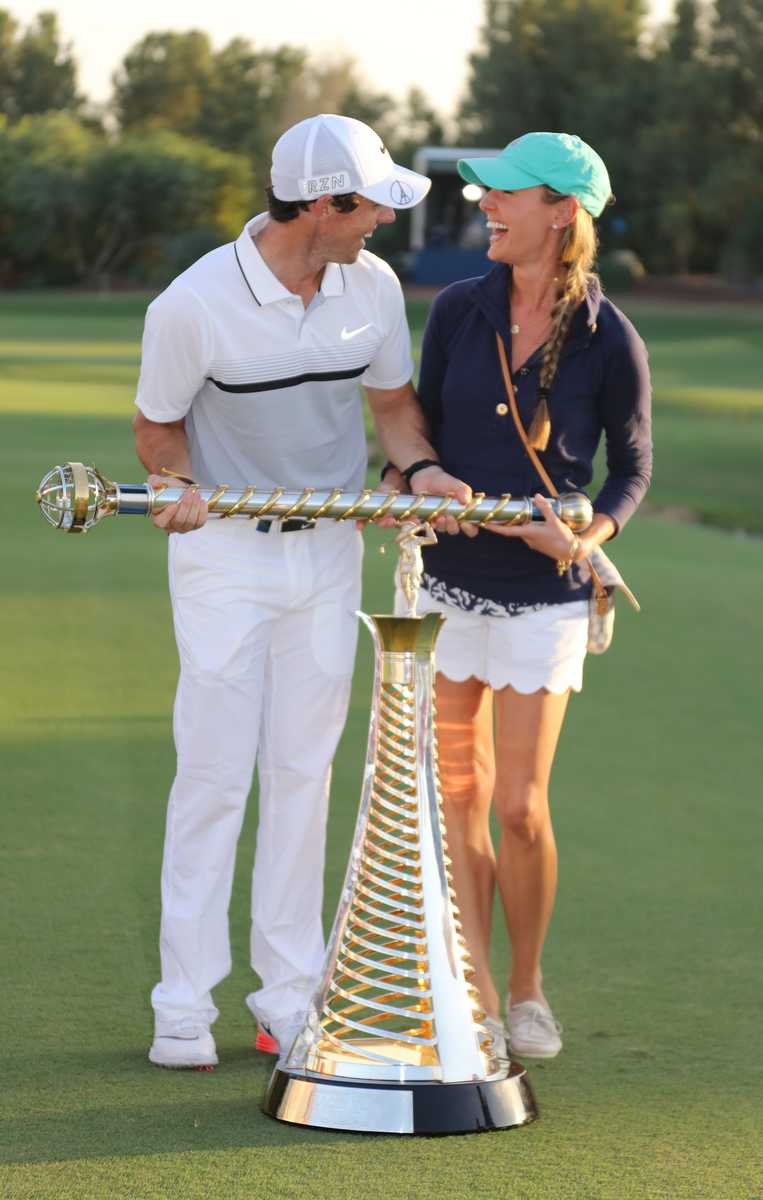 绿茵场畔凝眸处十指紧扣定情时 典雅聚会中,小麦与金发女友并肩而立,她一袭简约礼服气质出众,两人微笑面对镜头,尽显默契与登对。