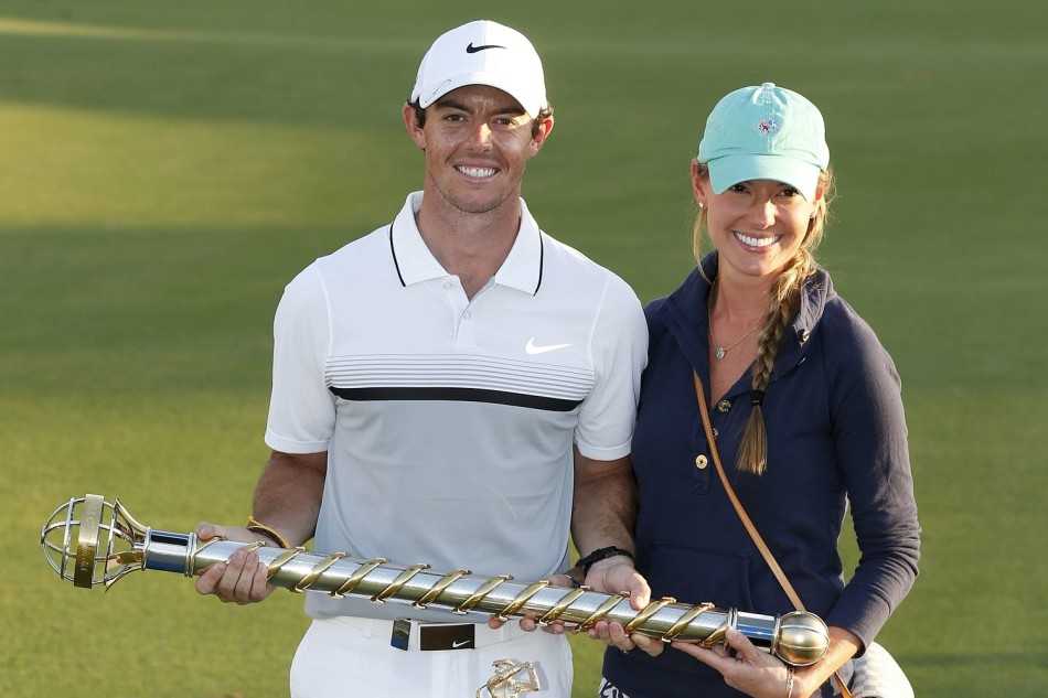 绿茵场畔凝眸处十指紧扣定情时 私密时刻被抓拍,两人不知说到什么有趣话题,同时开怀大笑,笑容灿烂毫无负担,洋溢着最简单的幸福。