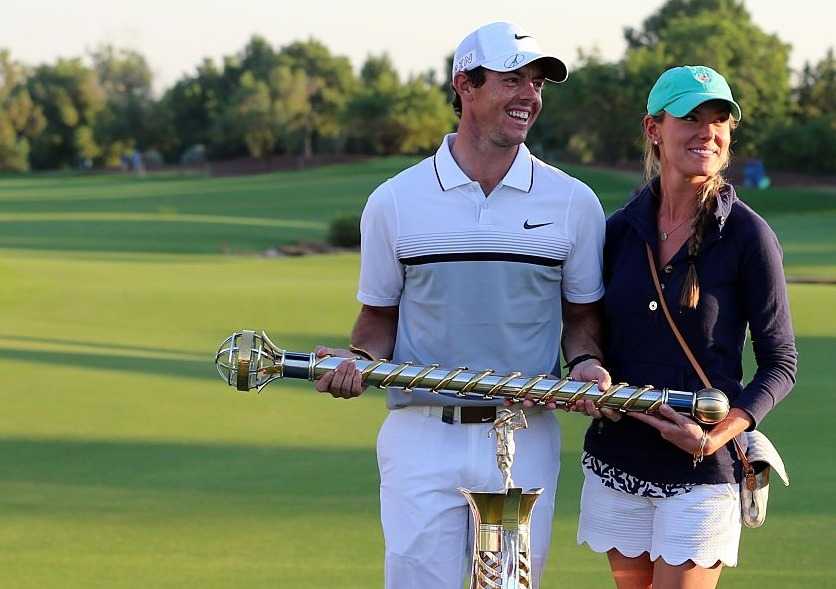 绿茵场畔凝眸处十指紧扣定情时 阳光明媚的午后,两人轻松漫步,小麦面带笑容侧耳倾听,女友正讲述着什么,氛围惬意而充满生活气息。