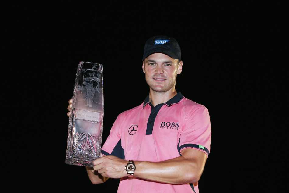 福瑞克凝视果岭，眉头微蹙，仿佛在解一道复杂的几何题，周遭世界的喧嚣在此刻全然褪去。