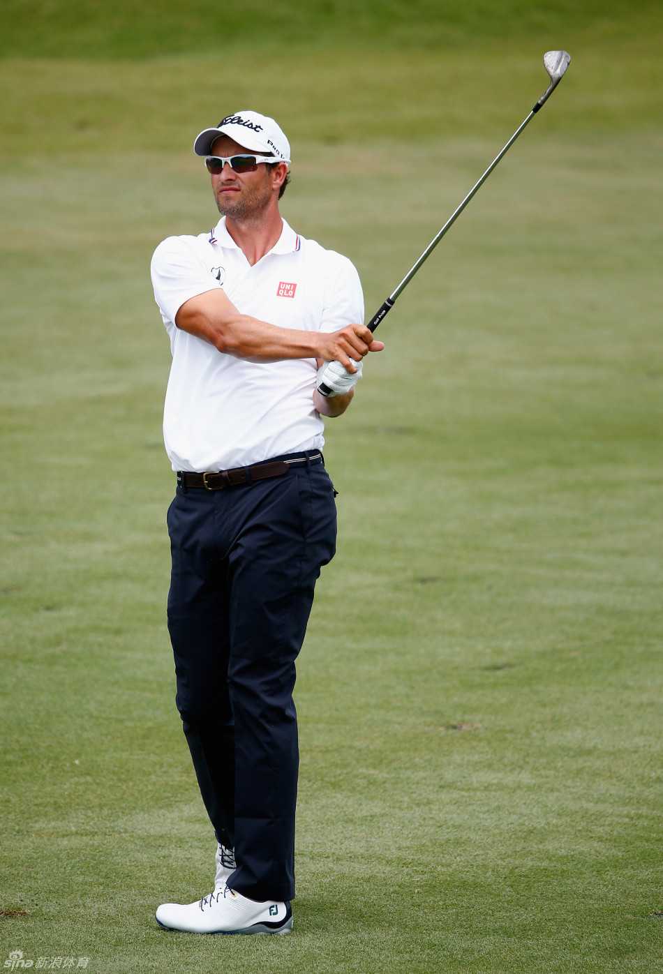 斯科特收杆动作优雅而稳定，身体重心完全转移，目光追随小球飞向果岭，姿态如雕塑般经典。