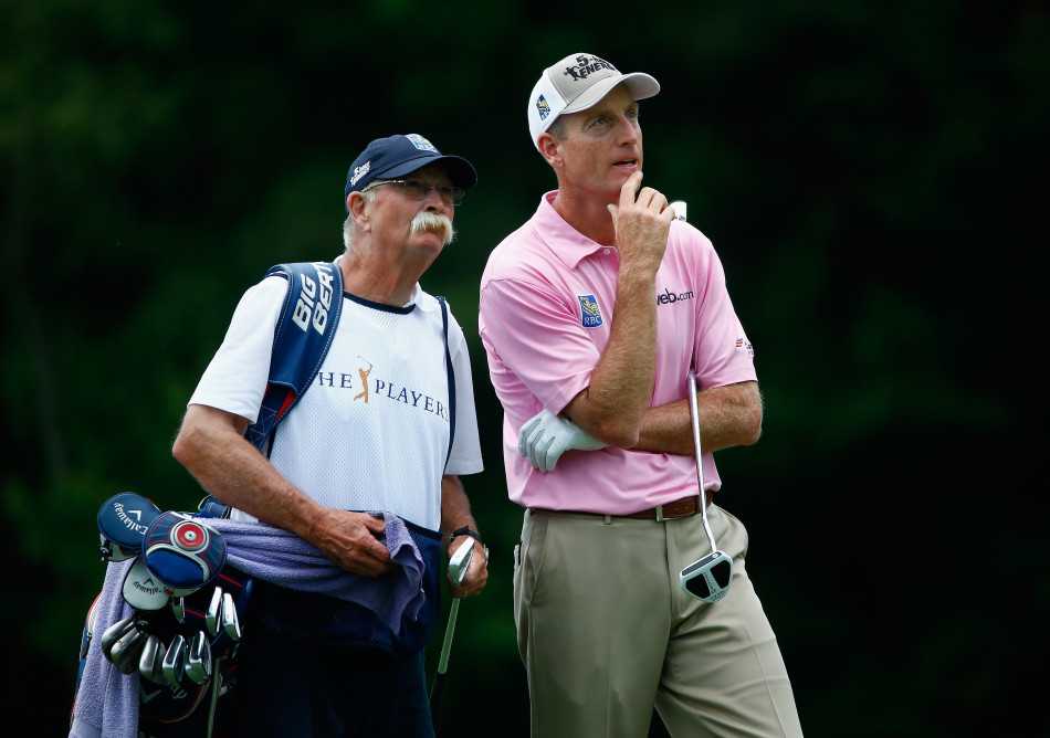 亚当·斯科特全神贯注地完成攻果岭一击，身体旋转充分，挥杆轨迹流畅而充满力量，小球应声飞向目标。