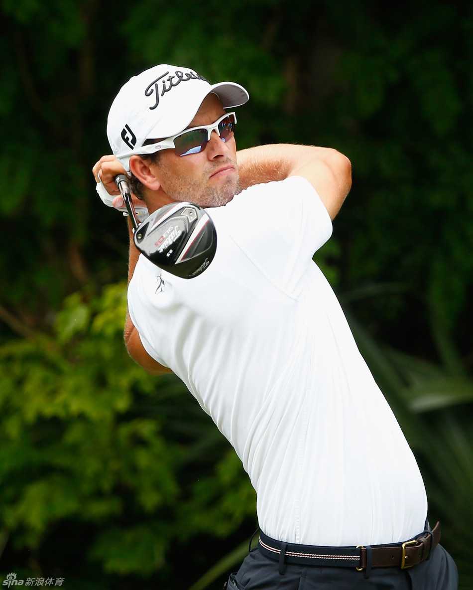 马丁·凯梅尔在沙坑中摆好姿势，专注地凝视着眼前的困境，准备施展一次关键的沙坑救球。