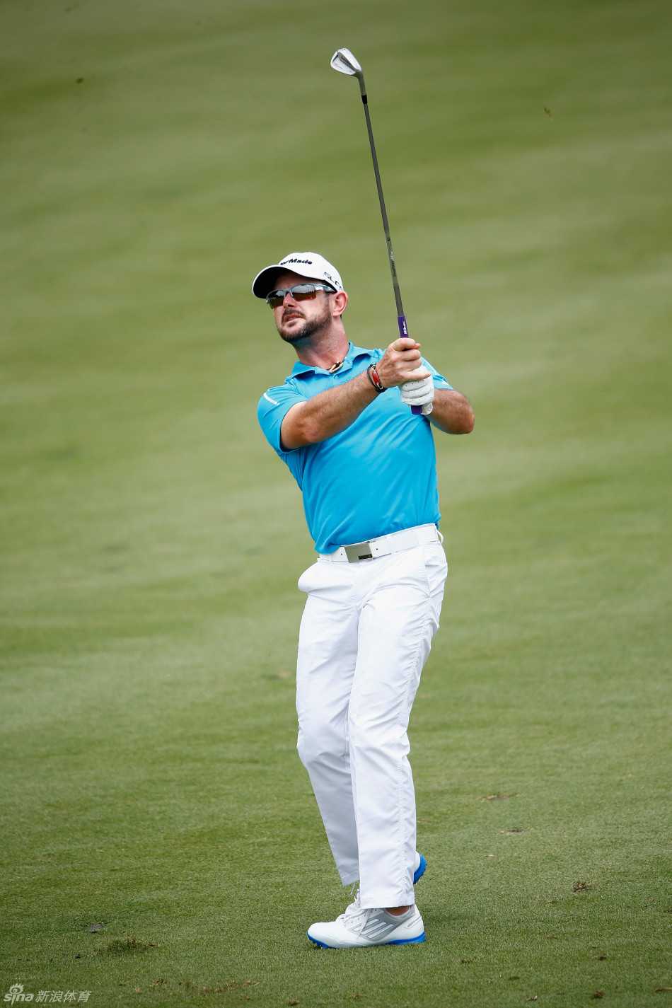 球员与球童兴奋击掌，紧紧相拥，脸上洋溢着纯粹的快乐，这份荣耀是两人默契合作共同奋斗的结晶。