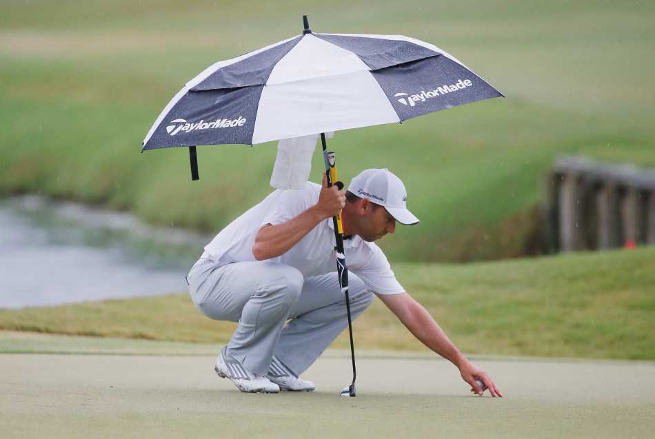 凯梅尔以教科书般的标准动作完成收杆，身姿挺拔，彰显着冠军的从容与自信。