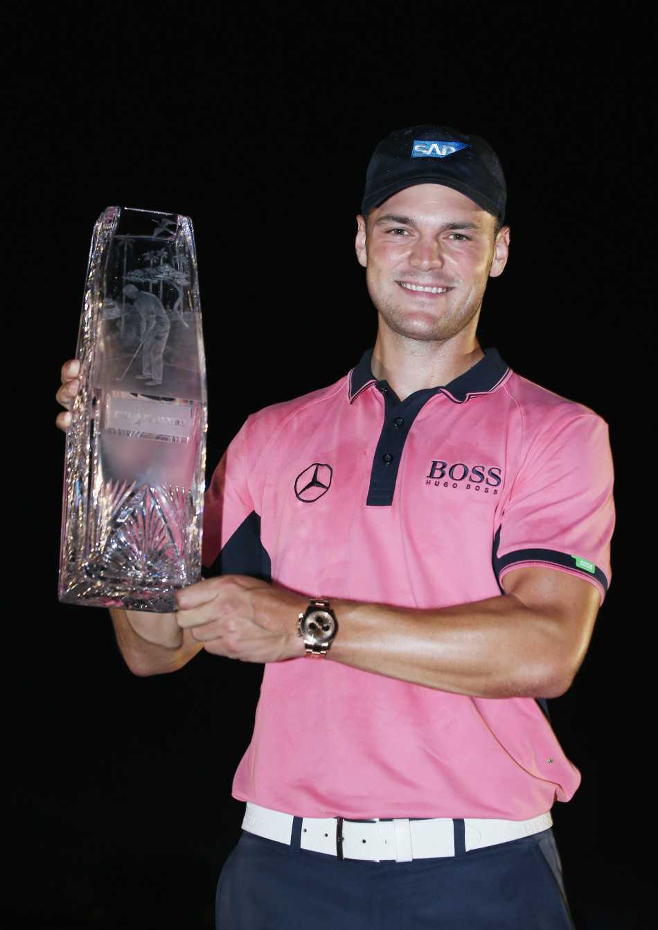 胜利者将奖杯高高举过头顶，灿烂笑容中释放着所有压力，这一刻的辉煌属于坚持不懈的征服者。