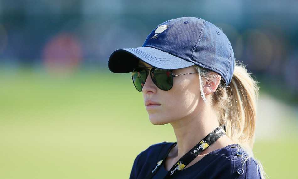 菲尔·米克尔森与妻子艾米在慈善活动上携手亮相，艾米姿态优雅，彰显贤内助的从容与力量。