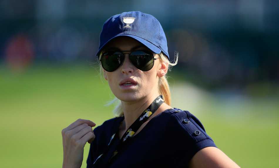 乔丹·斯皮思与女友安妮·维雷特在赛后轻松互动，两人笑容洋溢，尽显年轻伴侣的甜蜜与活力。