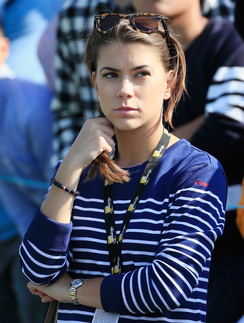 国际队队长格雷格·普莱斯与妻子一同出席晚宴，两人举止得体，是高尔夫球界公认的模范夫妻。