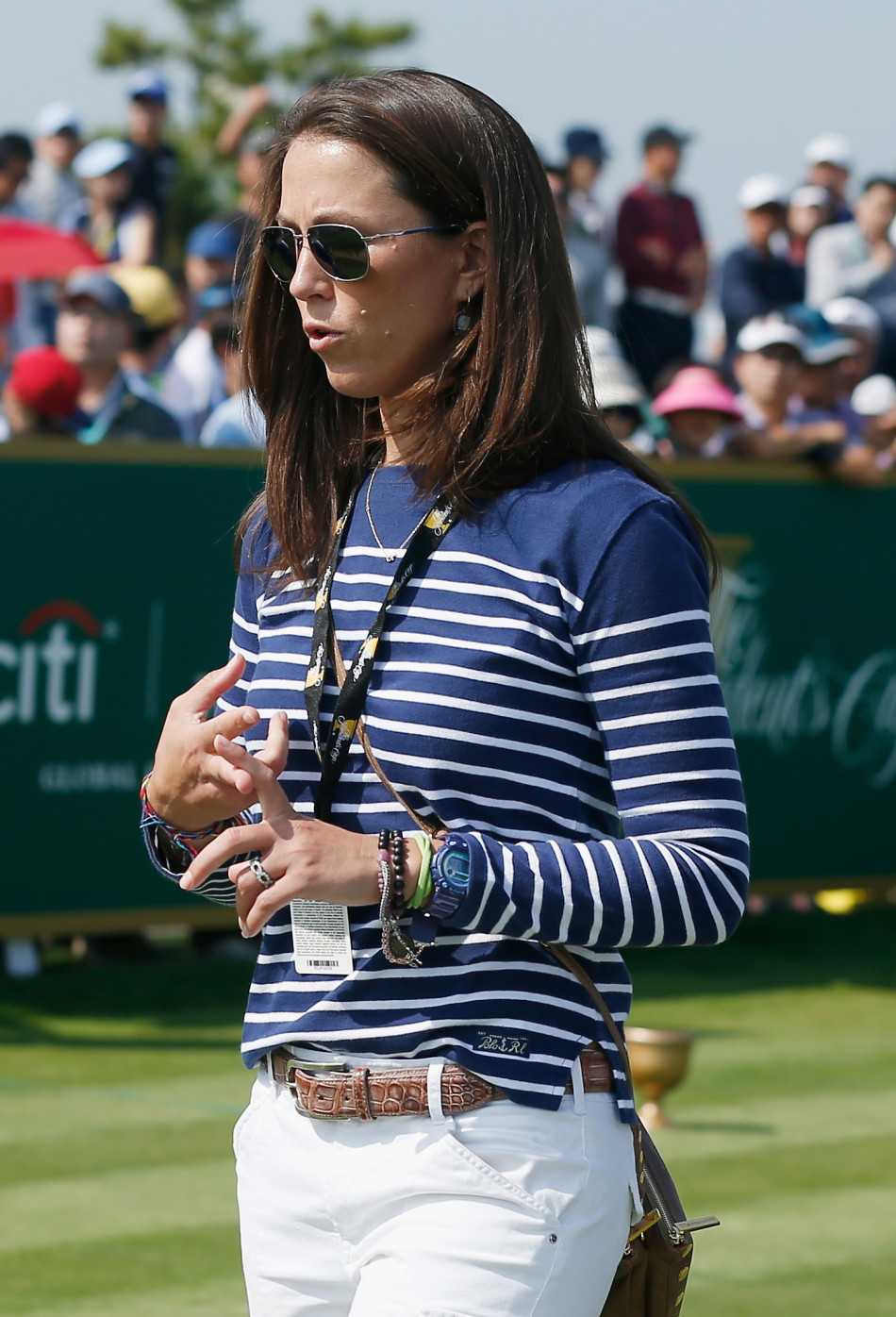 大赛冠军时刻，球星与伴侣在果岭上深情相拥亲吻，共享胜利的无上喜悦与荣光。