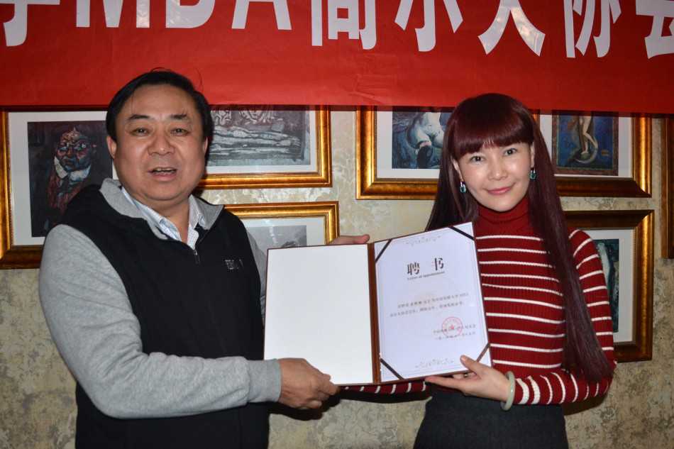 绿茵上的跨界纽带:中国传媒大学MBA高尔夫球协会成立纪实 张树庭院长与联盟集团高尔夫赛事总经理李江先生亲切合影,共话校企合作与体育产业未来