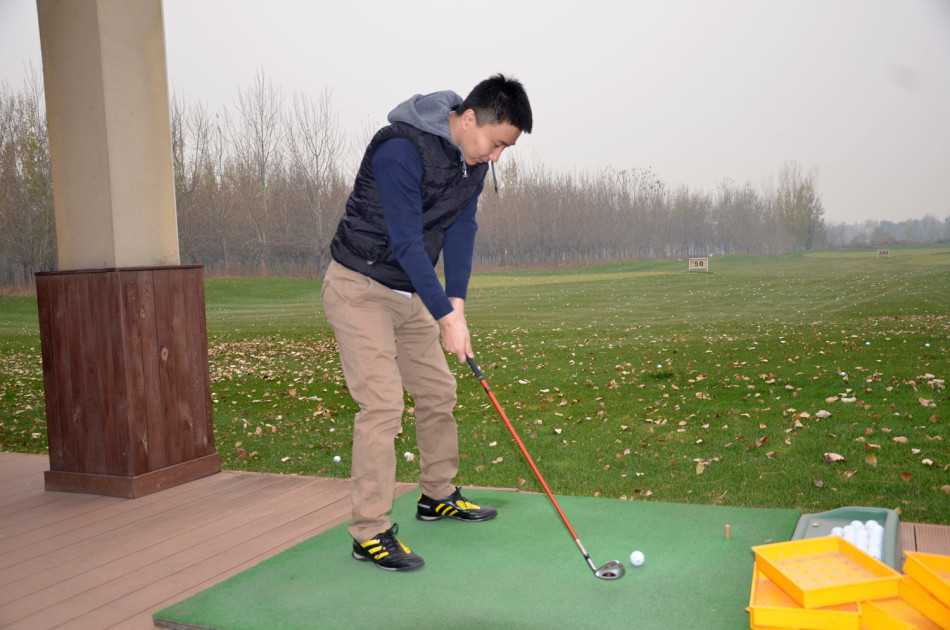 绿茵上的跨界纽带:中国传媒大学MBA高尔夫球协会成立纪实 开球仪式前,全体与会嘉宾与会员在草坪上留下珍贵合影,镜头定格下梦想启程的瞬间