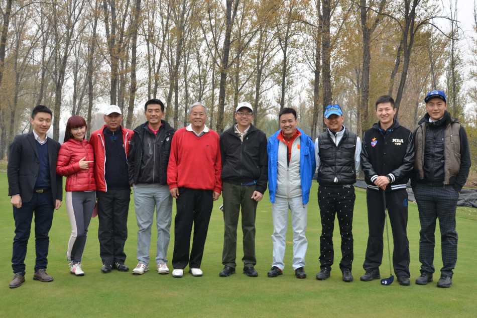 绿茵上的跨界纽带:中国传媒大学MBA高尔夫球协会成立纪实 协会会员在专业球场上专注练习挥杆,体验高尔夫运动的优雅与挑战
