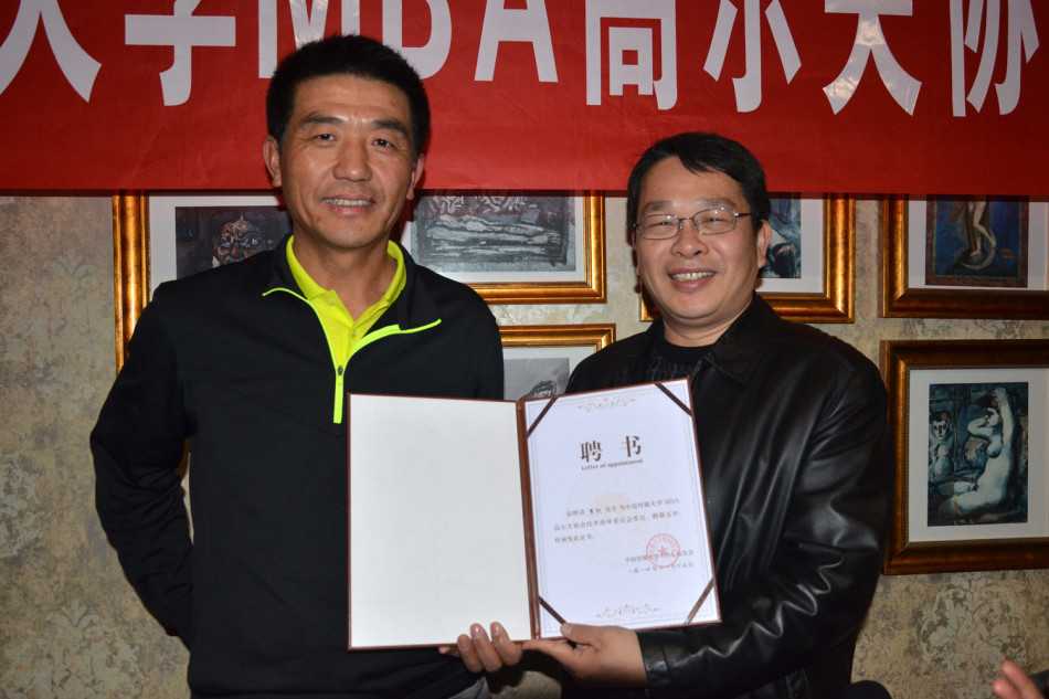 绿茵上的跨界纽带:中国传媒大学MBA高尔夫球协会成立纪实 初冬阳光下,会员们悠然漫步于球场,在运动中畅叙情谊,交流思想