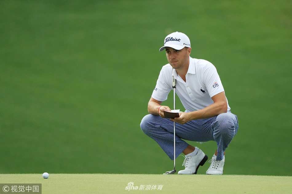 乔丹·斯皮思凝神注视远方，阳光为他的侧影镀上金边，手中Titleist球杆如延伸的手臂