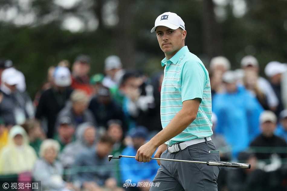 贾斯汀·托马斯完成一记完美挥杆，身体延展如弓，球在空中划出银色轨迹