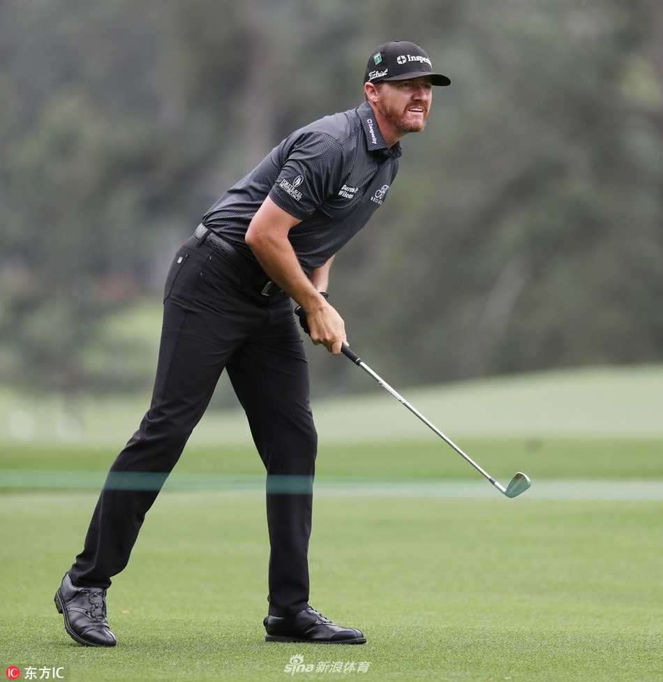 乔丹·斯皮思俯身放置推杆，眼神专注如瞄准猎物的鹰，果岭线条在他脚下延伸