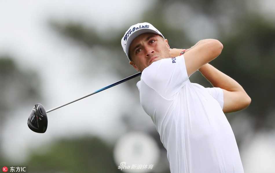 一组Titleist高尔夫球特写，洁白球体上的红色字母在绿草映衬下格外醒目