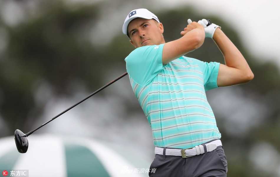 夕阳下的高尔夫球场全景，一道金色光芒穿透云层洒在球道上，宛如通往荣耀的道路