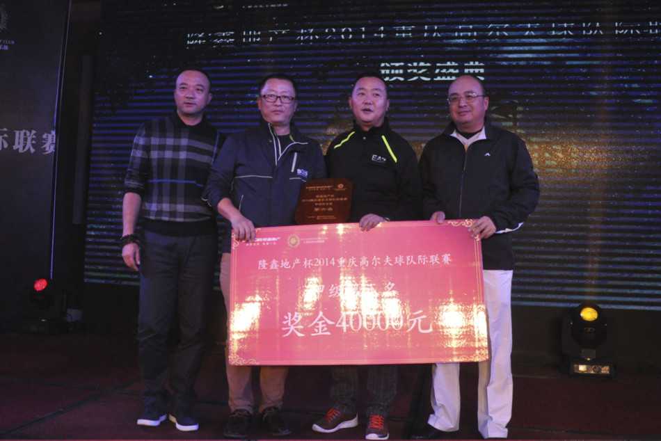 绿茵之上推杆间的意志较量 球员在沙坑中救球,沙砾飞扬,展示了在高尔夫比赛中应对障碍时需要精湛的特殊技术和沉着心态。