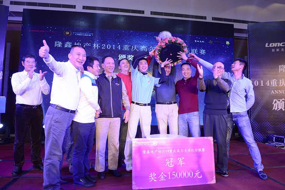 绿茵之上推杆间的意志较量 身着统一队服的球员们并肩站立,他们的目光共同聚焦于远处,充满了对胜利的渴望与团队的凝聚力。