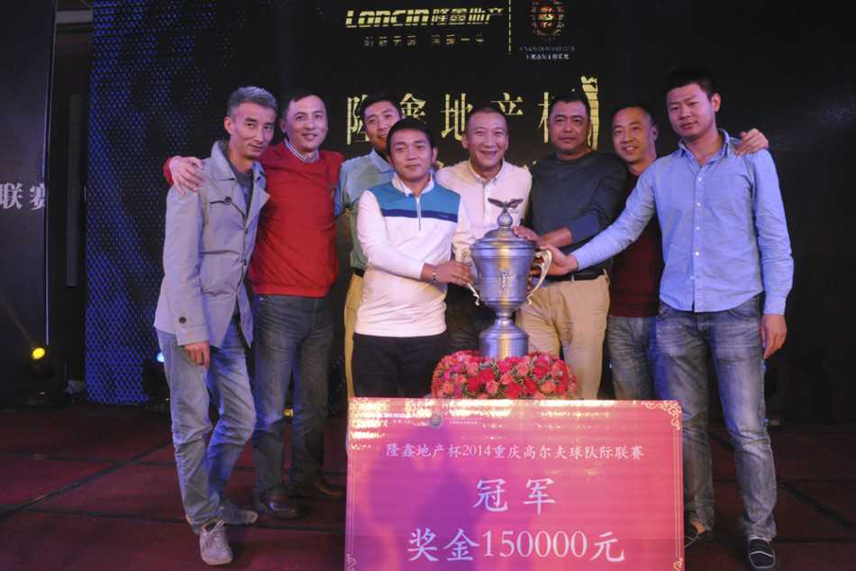 绿茵之上推杆间的意志较量 冠军球员在果岭上俯身,全神贯注地审视着高尔夫球与球洞之间微妙的地形走向,寻找最佳的推击线路。